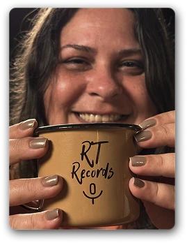 Karina com chícara temática RT Records